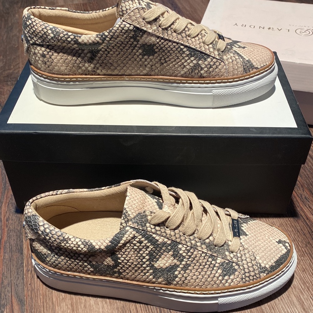 Leyla J/L Slides natural embossed leather sneakers NWT sz 7.5
